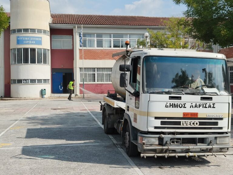 Καθαρισμός σχολικών αυλών