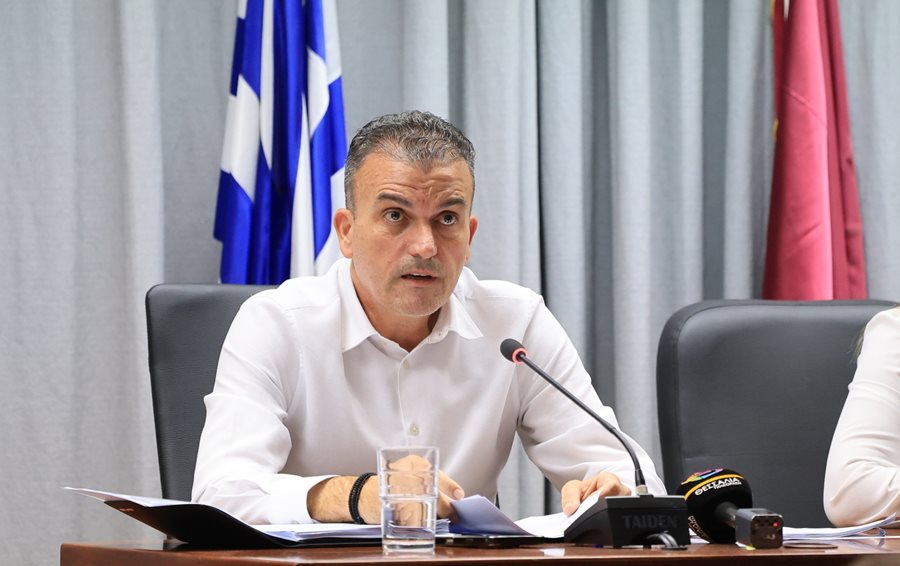 Ο Δήμαρχος Λαρισαίων Αθανάσιος Μαμάκος σε συνεδρίαση του Δημοτικού Συμβουλίου