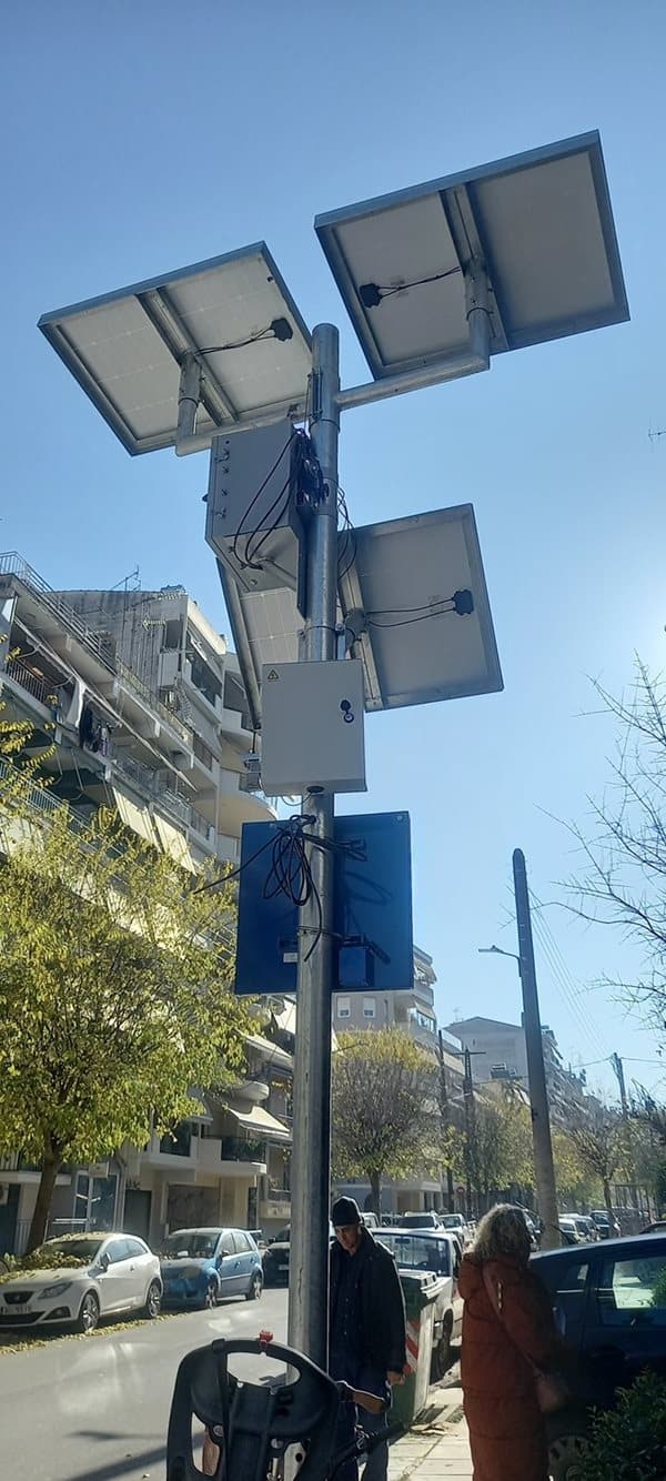 Αντικείμενο έξυπνης διασταύρωσης με ηλιακούς συλλέκτες και αισθητήρες.